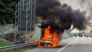 Auto brennt auf A3 bei Straubing völlig aus – Vollsperrung