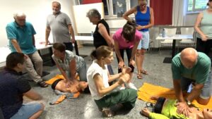 Wiederbelebungstraining für Groß und Klein an der Klinik Bogen