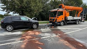Auto prallt frontal gegen Lkw – eine Person verletzt